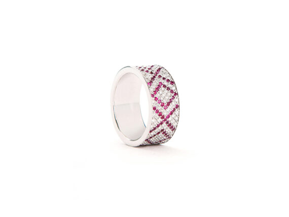 Ambre Victoria Xoxo ring mounted on white gold with white diamonds and rubies