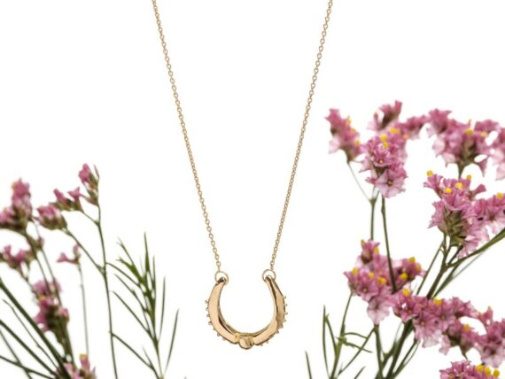 Eli-o Iris necklace mounted on yellow gold, ~ CHF 1'005