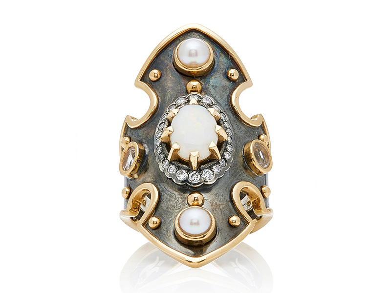 Eli Top Bouclier Opal Ring mounted on yellow gold and silver