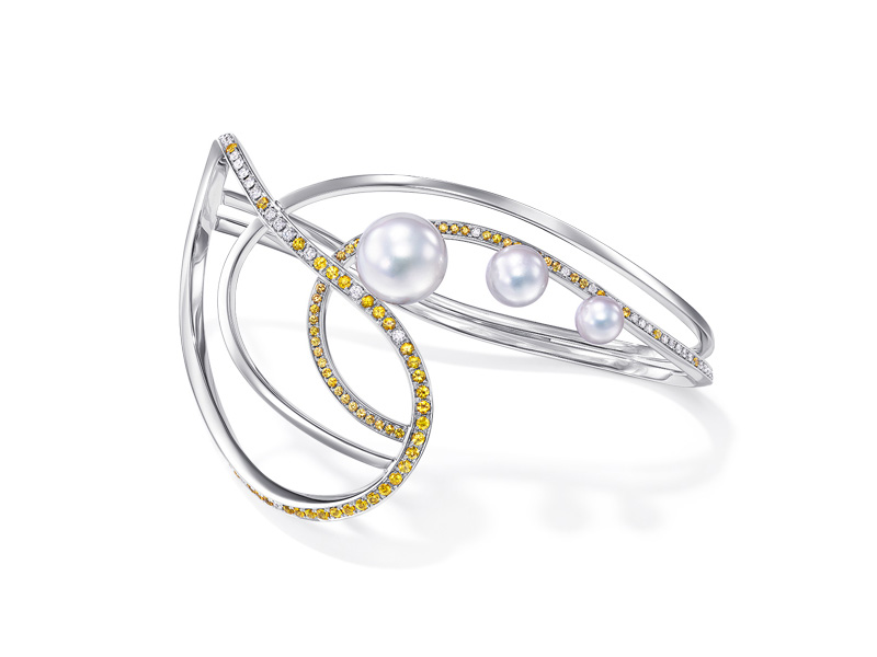 Tasaki - Nacreous hand cuff mounted on white gold with Akoya pearls and South sea pearls set with yellow sapphires and diamonds