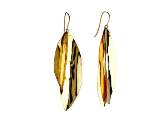 Aude Lechère - Feather earrings mounted on yellow gold from the Gitane collection