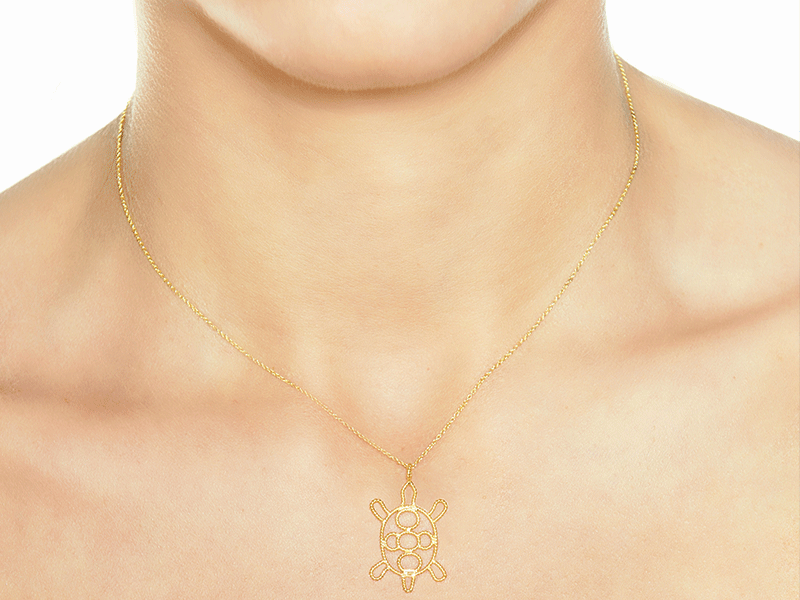 Christina Soubli - Turtle necklace in filigree yellow gold 