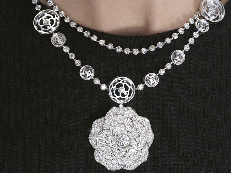 Chanel - Collier Cristal Illusion transformable en or blanc issu de la collection 1.5 Camélia de Chanel