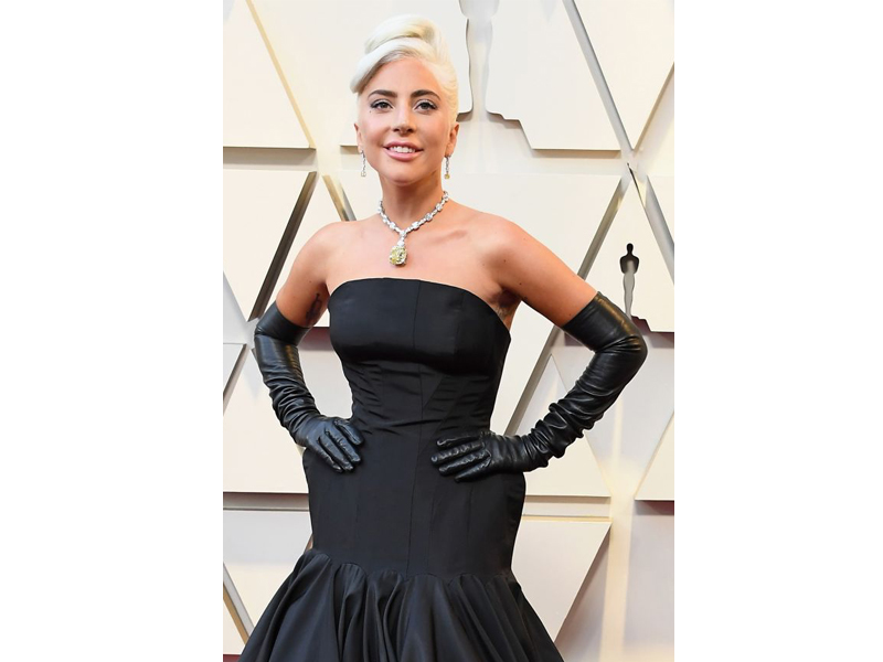Tiffany & Co. - Lady Gaga portait le collier "The Tiffany Diamond" en platine serti de l'un des plus gros diamants au monde pesant 128.54 carats 