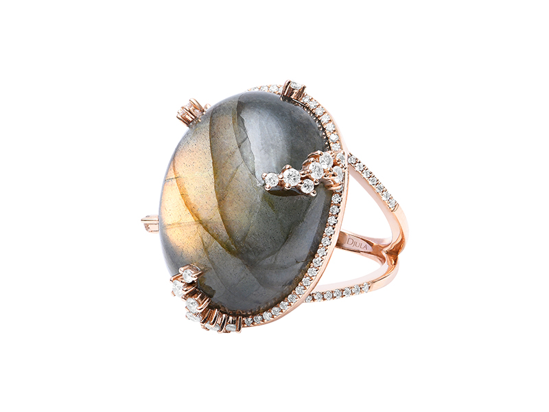 Djula - Bague en or rose sertie de diamants et ornée d'une labradorite cabochon