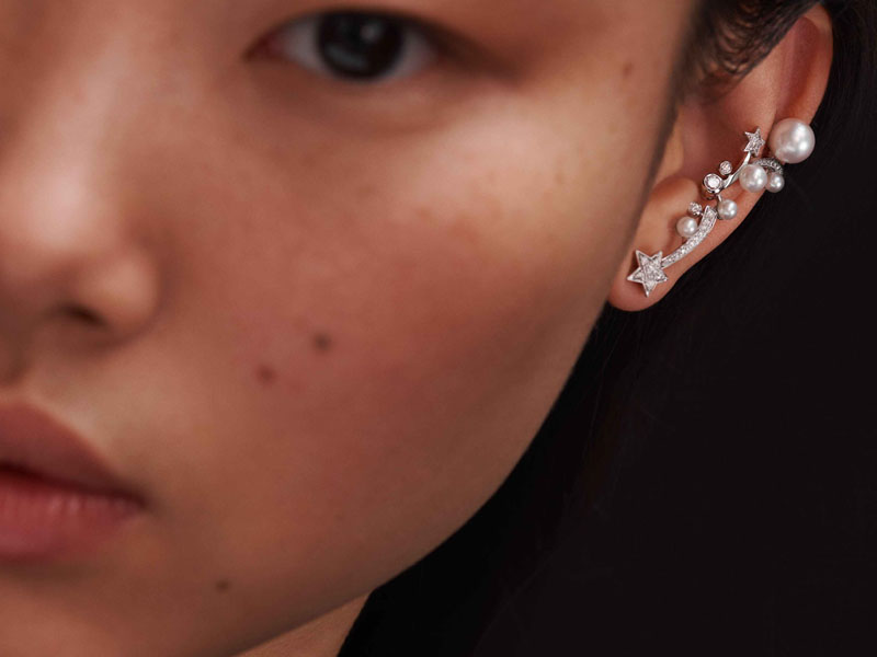 How to wear your earrings in 2020? The answer with CHANEL's style