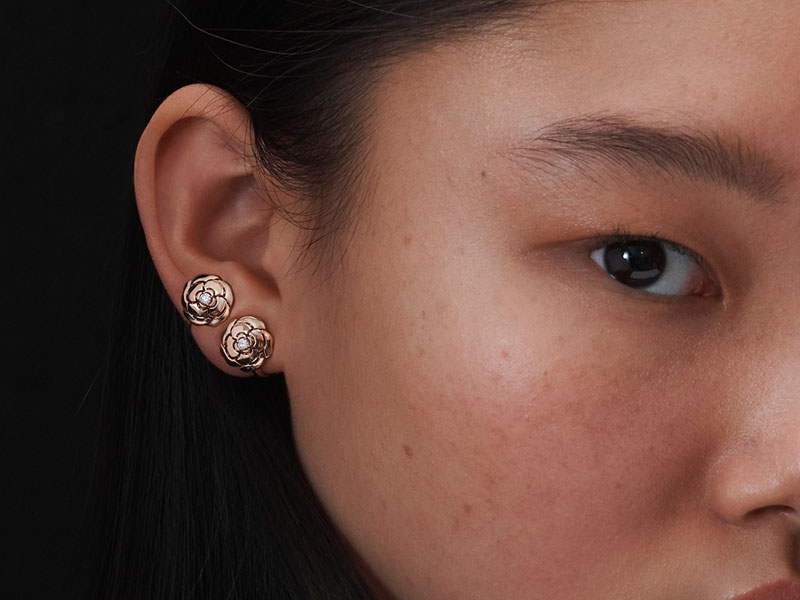 How to wear your earrings in 2020? The answer with CHANEL's style