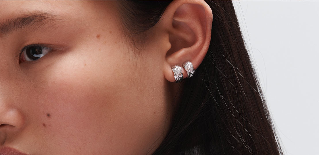 How to wear your earrings in 2020? The answer with CHANEL's style lesson 