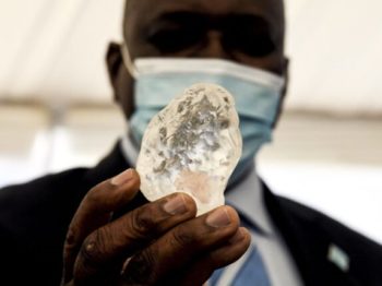 À quoi ressemble le diamant brut de 1’098 carats découvert au Botswana ?